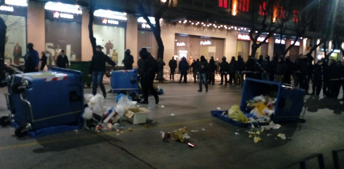 Θεσσαλονίκη: «Μπαχαλάκηδες» πέταξαν πέτρες και μολότοφ στα ΜΑΤ (βίντεο)